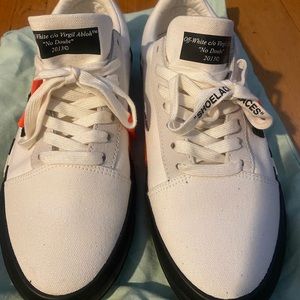 OFF-WHITE SNEAKERS